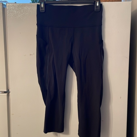 Lululemon Size 6 Black Crop Legging Unique Swirly Mesh Design Great Condition - Picture 1 of 8
